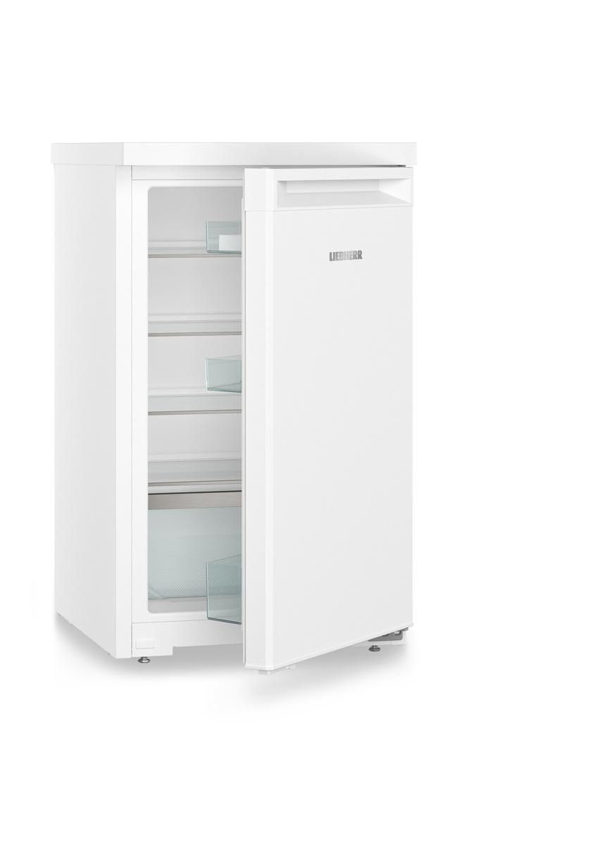 Weißer Kühlschrank mit offener Tür, zeigt Innenregale und Inhalt.
