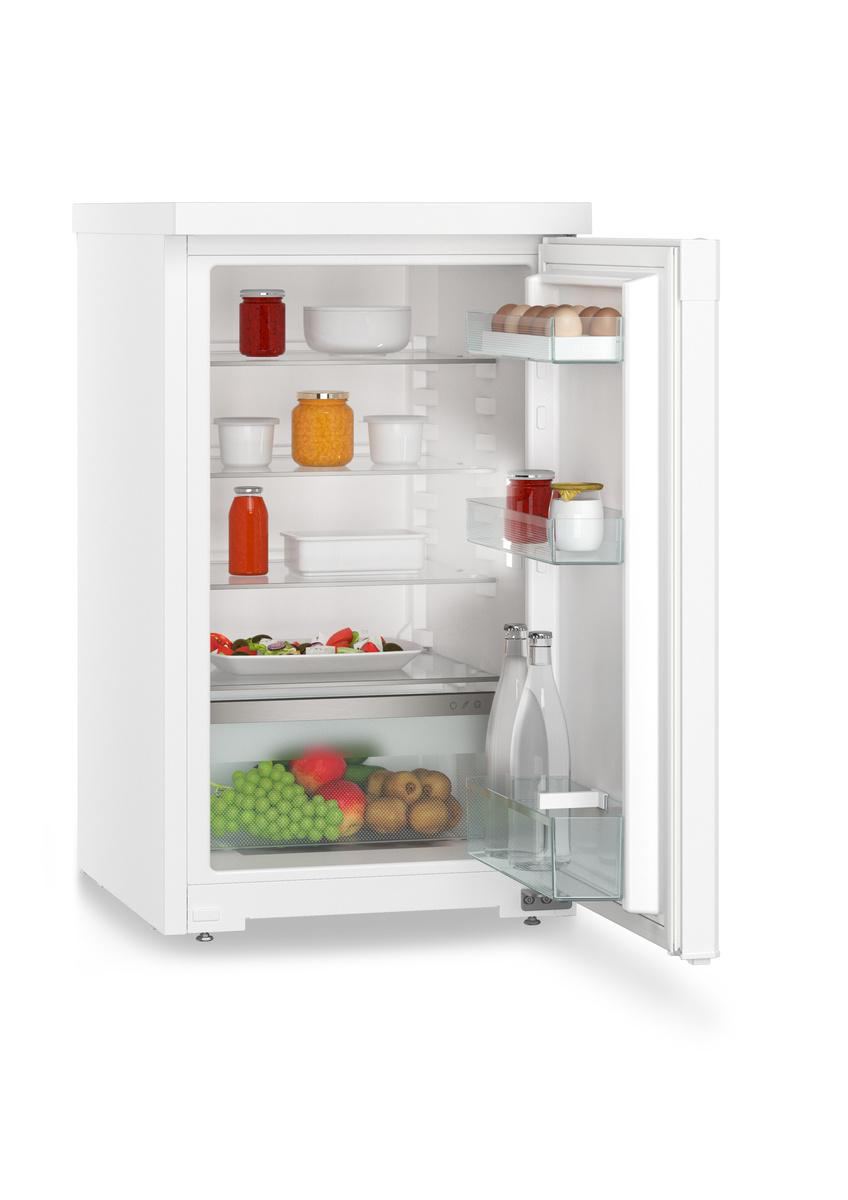 Weißer Kühlschrank mit geöffneter Tür, teilweise mit Speisen und Getränken gefüllt. Weißer Hintergrund.