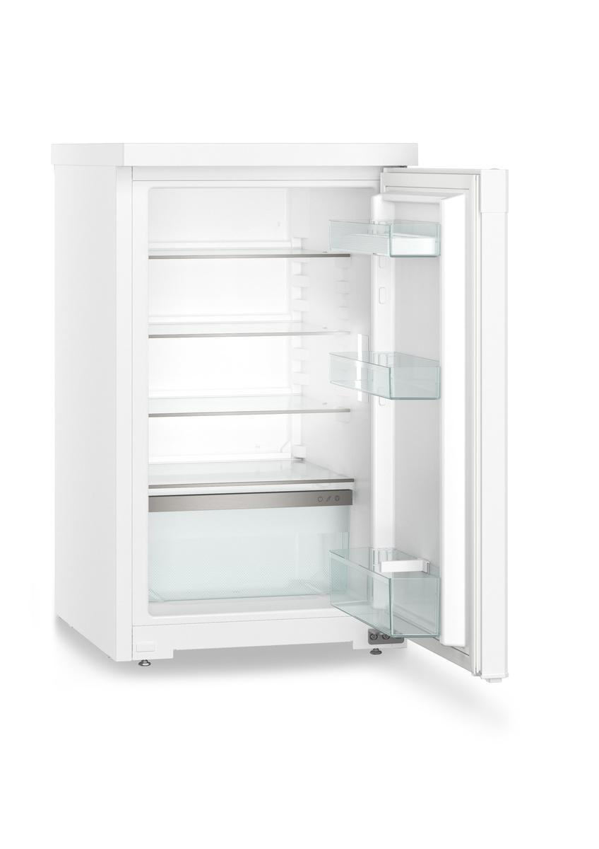 Weißer Kühlschrank mit offener Tür, leere Regale. Sauberes, modernes Design mit Glasböden.