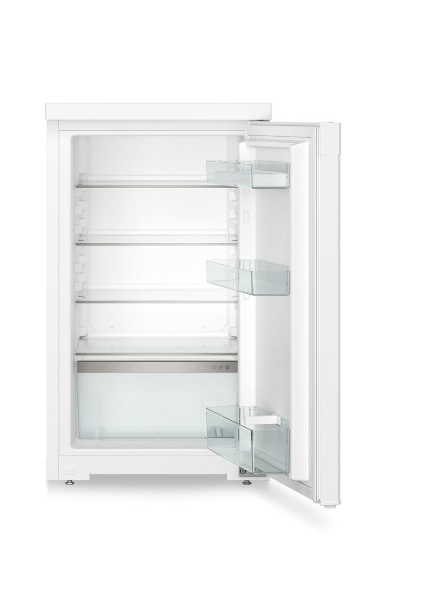 Ein weißer Kühlschrank mit offener Tür, zeigt Regale und Schubladen.
