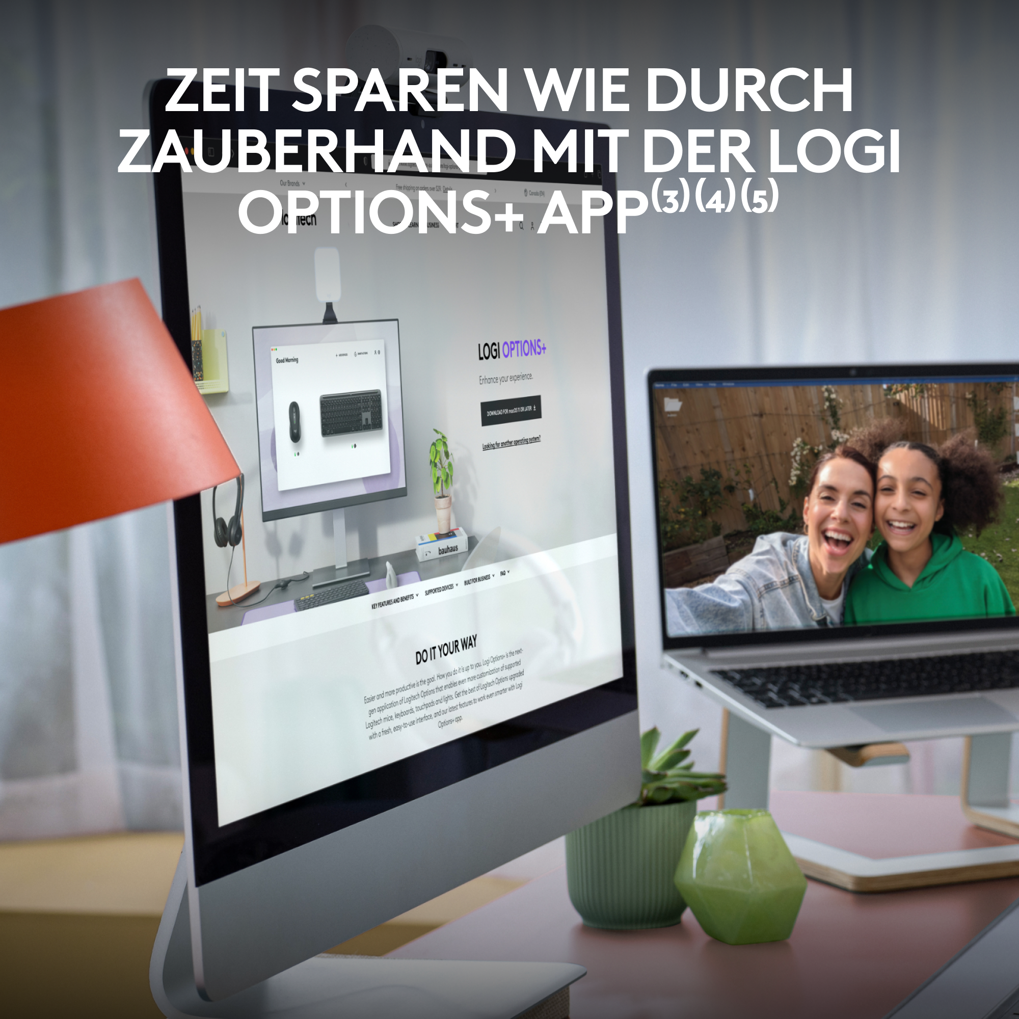 Ein Computerbildschirm zeigt eine Website. Ein Laptop mit Videoanruf steht daneben. Eine Schreibtischlampe ist an.