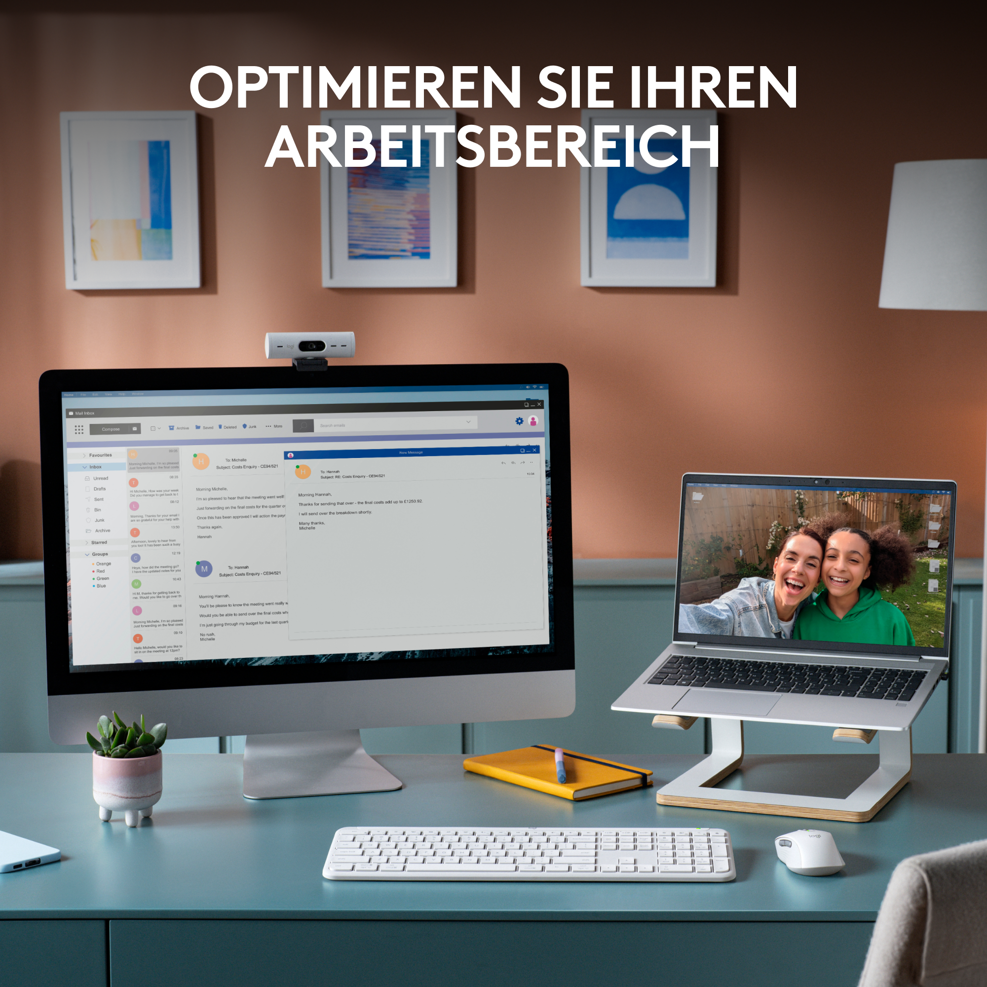 Eine Familie sitzt auf einem Sofa und schaut fern. Blaue Schallwellen gehen von den Lautsprechern aus.