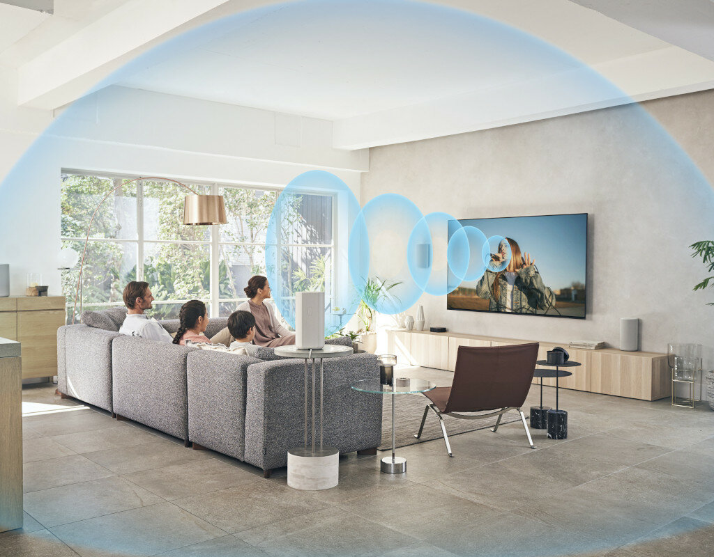 Duży ekran telewizora pokazujący krajobraz miejski w nocy, ze słowem OLED na dole.