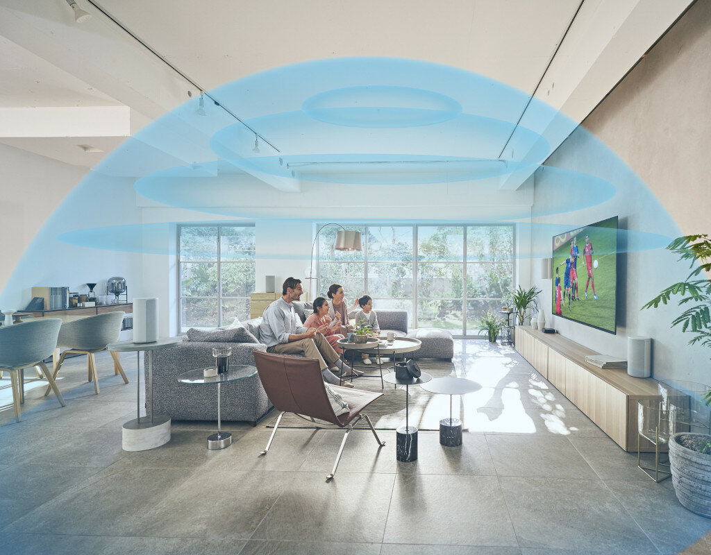 Białe, przezroczyste etui na telefon z trzema wycięciami na aparat. Etui jest na białym tle.