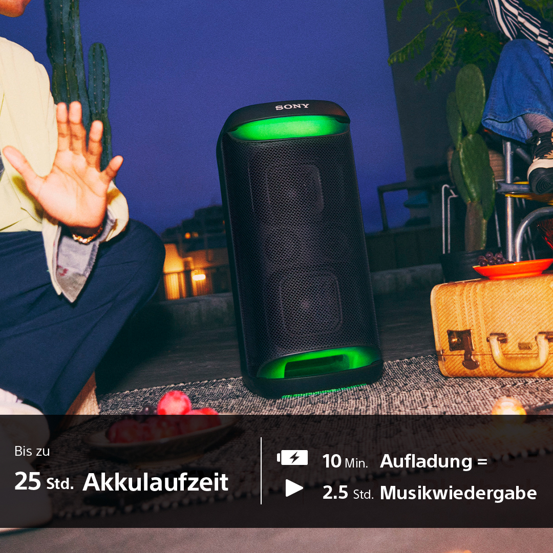 Ein schwarzer und grüner Sony-Lautsprecher mit grünen Lichtern oben. Text zeigt Akkulaufzeit und Ladezeit an.