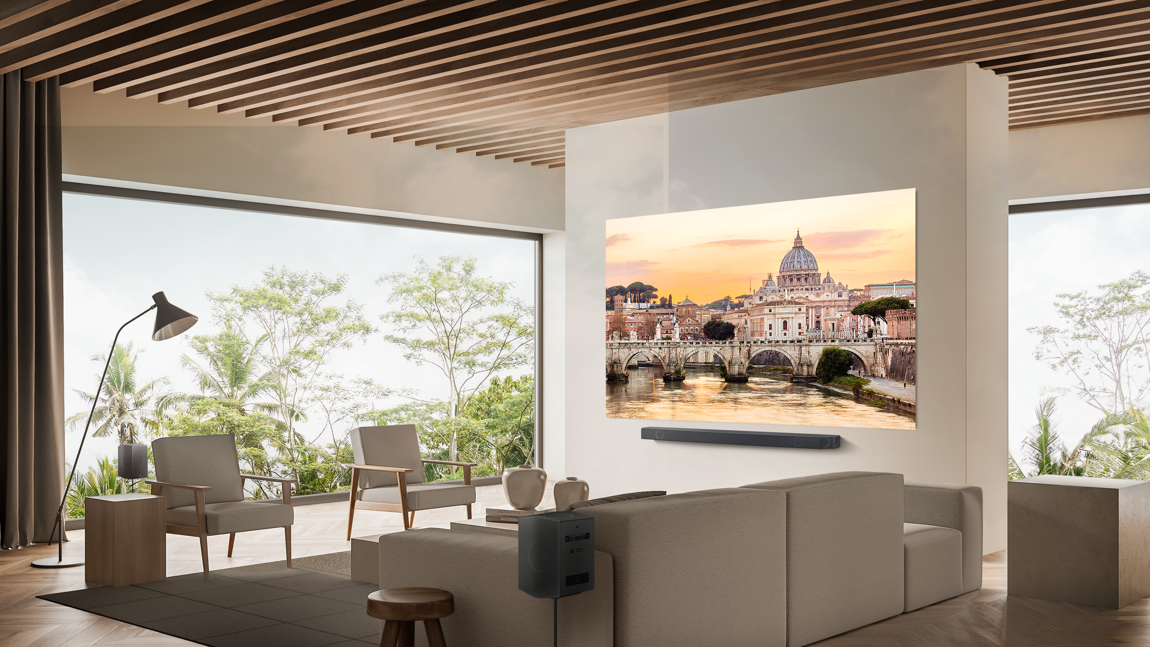 Wohnzimmer mit großem Fernseher, der eine Stadtszene zeigt.