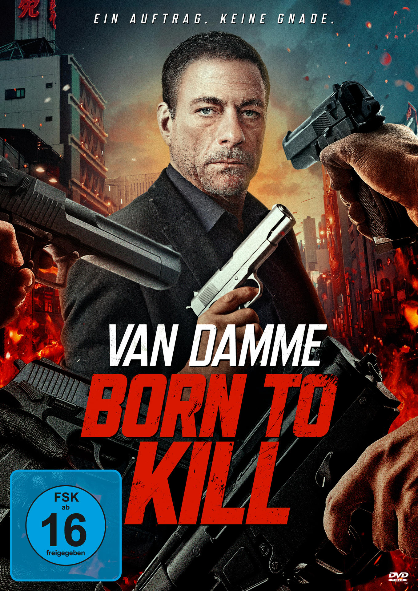 Van Damme Filmplakat, Mann hält Waffe, Actionszene, mit anderen Waffen, roter Text.