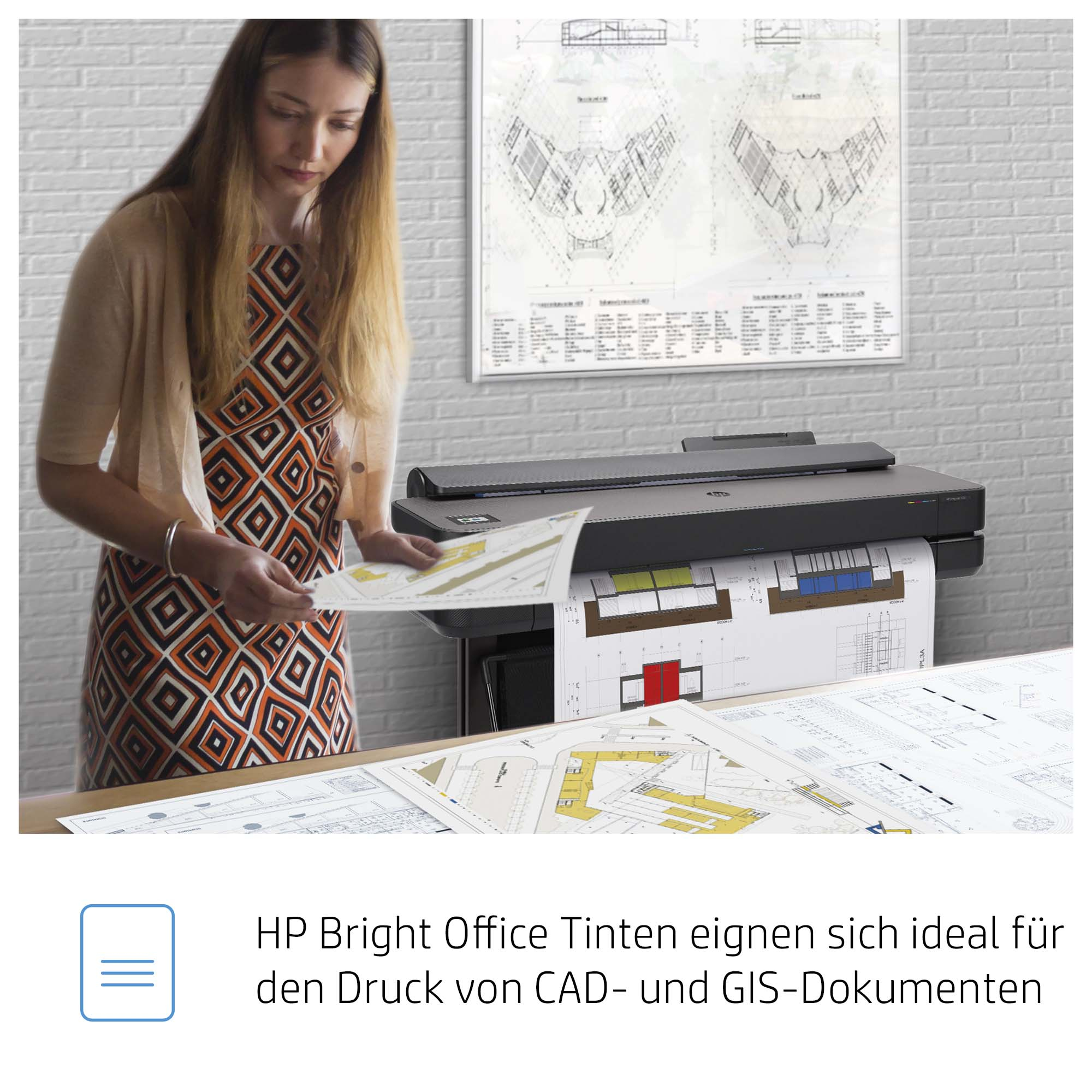 Frau betrachtet Baupläne, ein Drucker und weitere Baupläne vor ihr.