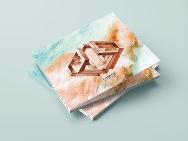 Zwei Broschüren mit einem optischen Trugbild aus Holz und abstrakter Aquarellmalerei.