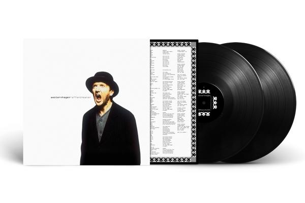 Albumcover mit einem Mann mit Hut, der singt. Zwei schwarze Vinylplatten liegen daneben.