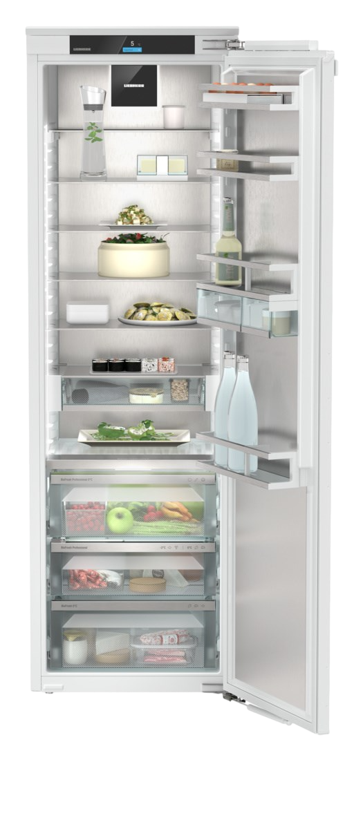 Ein weißer Kühlschrank mit offener Tür, zeigt Regale mit Essen und Getränken. Der Innenraum ist gut beleuchtet.