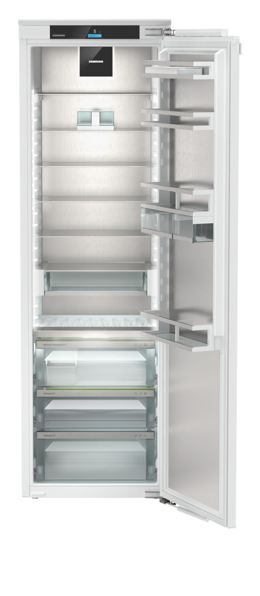 Offener weißer Kühlschrank mit Regalen, Schubladen und Tür. Innenraum mit Digitalanzeige.