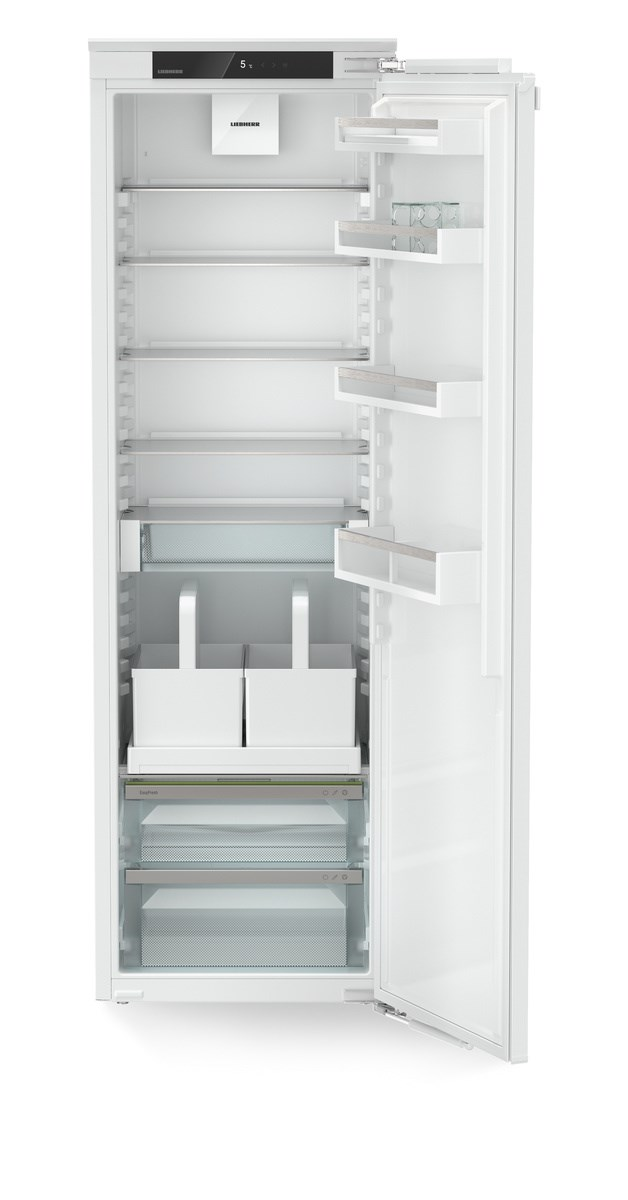 Weißer Kühlschrank mit offener Tür, zeigt Regale und Staufächer. Isoliert auf weißem Hintergrund.
