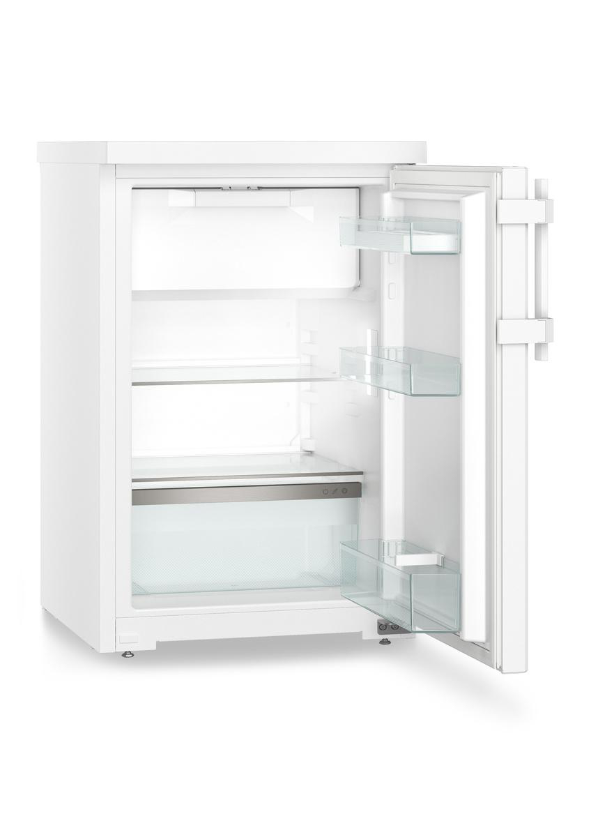 Ein weißer Kühlschrank mit geöffneter Tür, der Regale und das Innere zeigt.