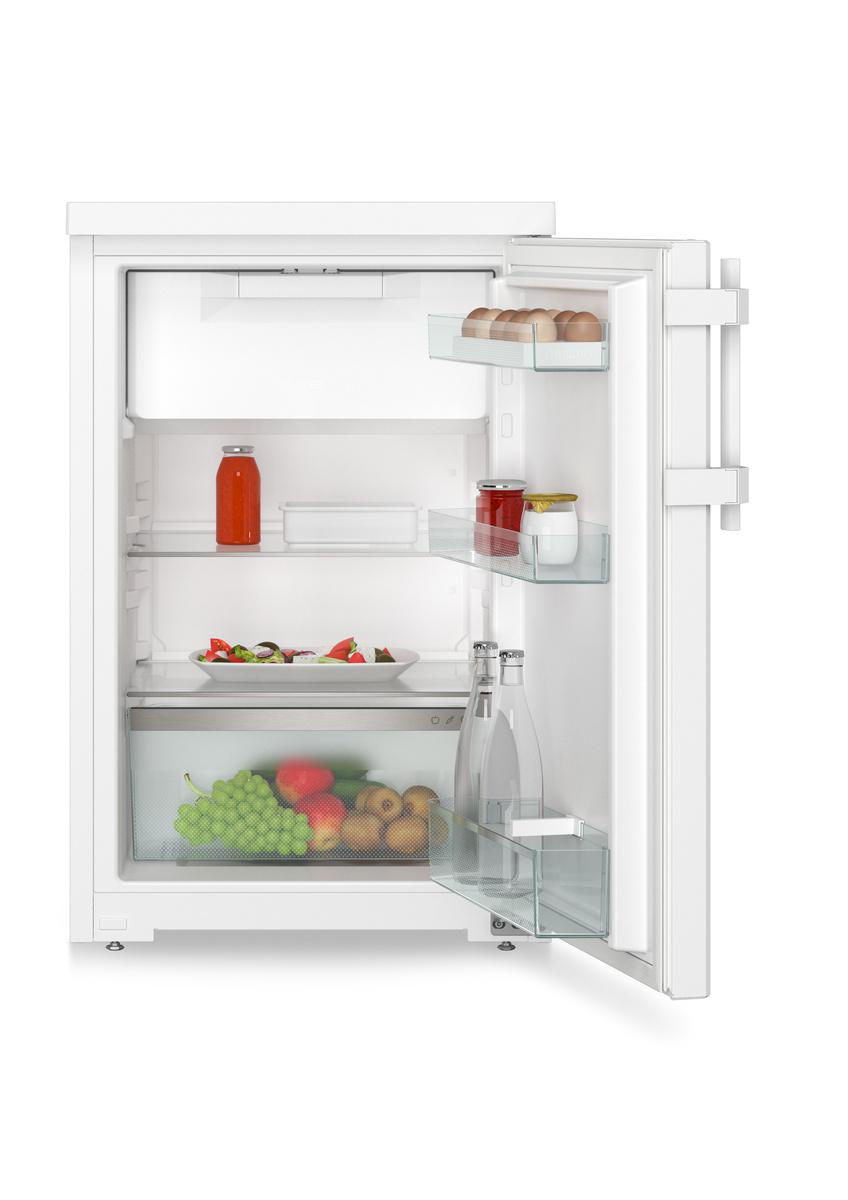 Weißer Kühlschrank geöffnet, mit Regalen mit Essen und Getränken.