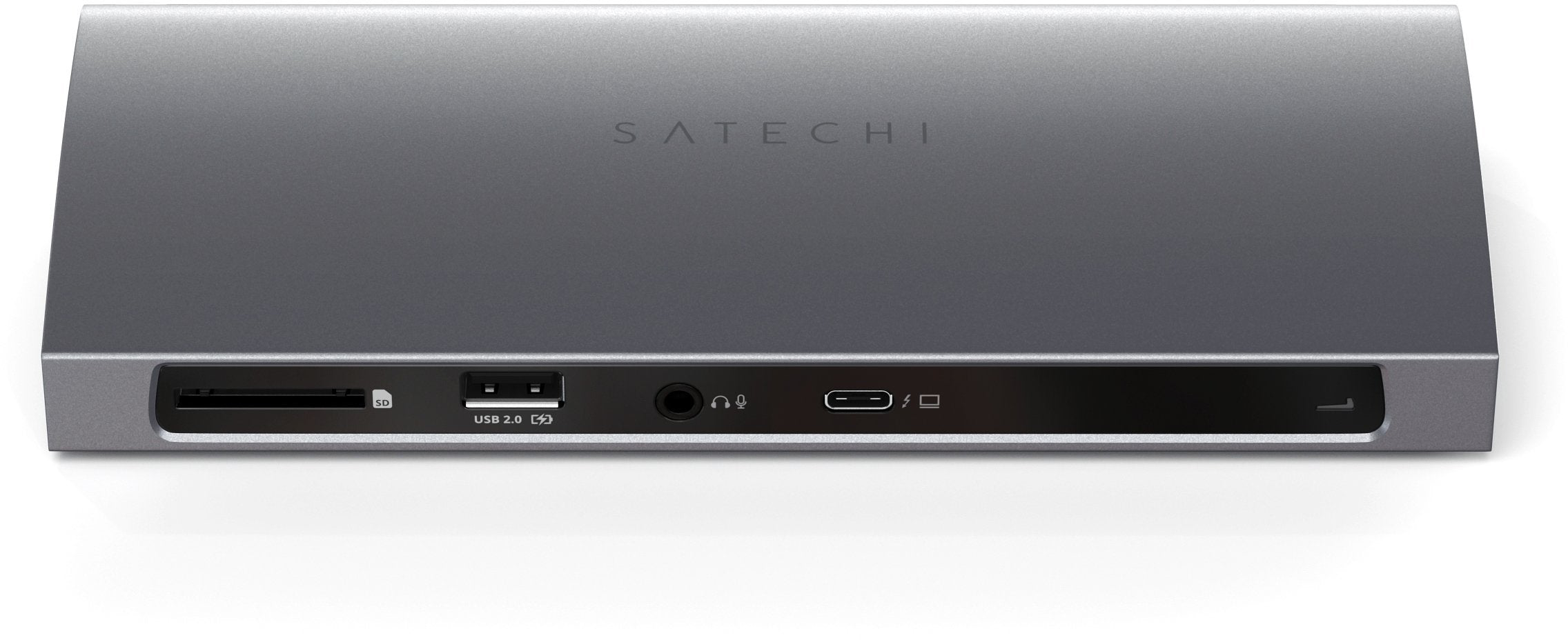 Egy ezüst Satechi hub különböző portokkal, beleértve az SD-t, USB-t, audiót és USB-C-t.