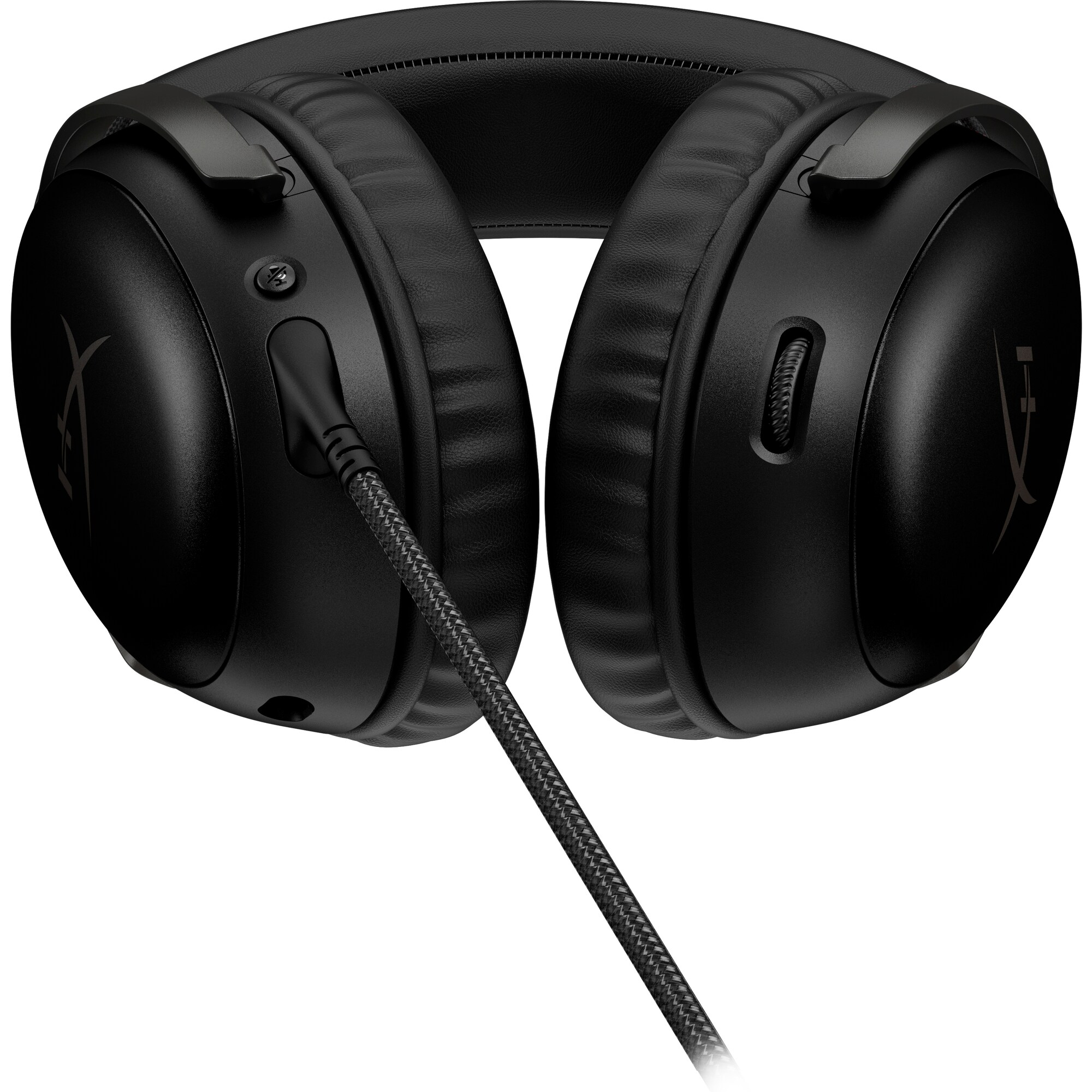 Beyaz bir arka plan üzerinde kablolu siyah kulaklık. HyperX logosu görünür.