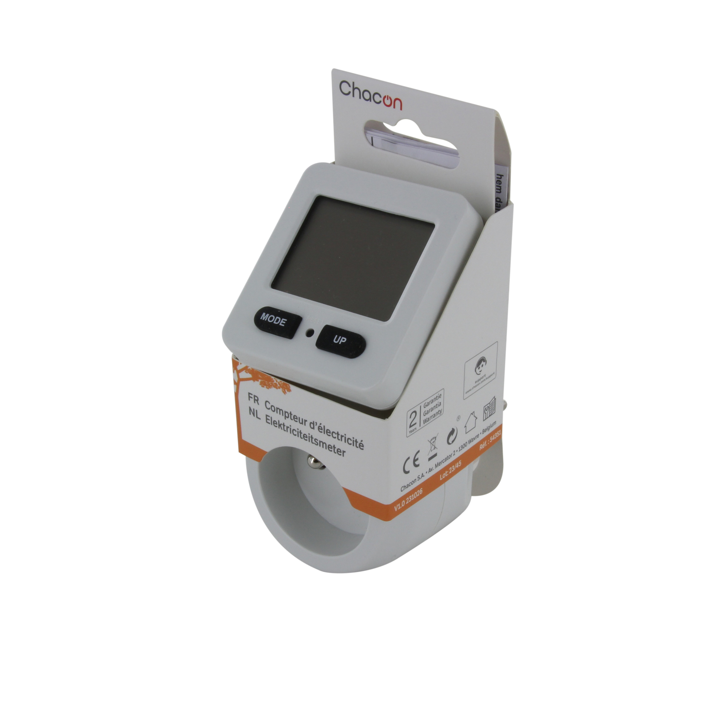 Wattmètre blanc branché, dans l'emballage. Texte : FR Compteur d'électricité, NL Elektriciteitsmeter.