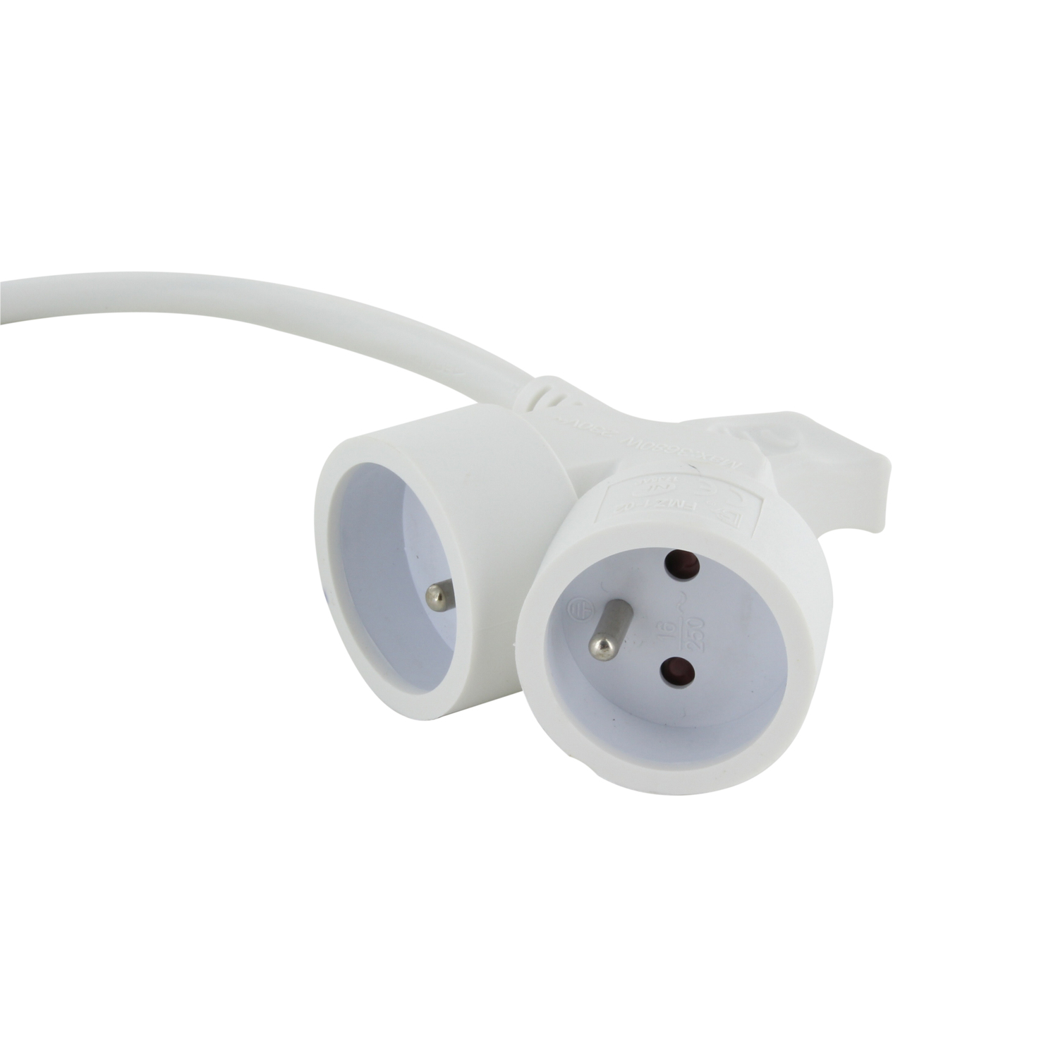 Deux prises électriques blanches reliées par un câble blanc sur fond blanc.