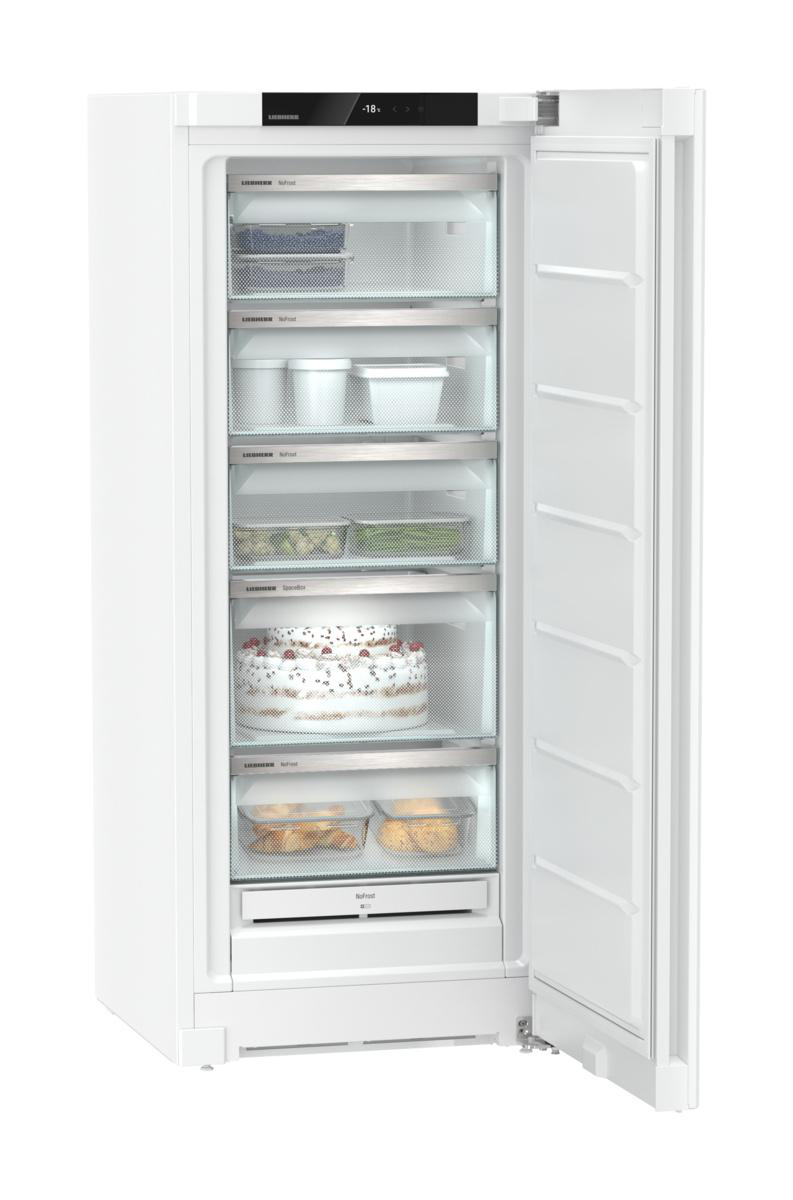 Weißer Kühlschrank mit Liebherr-Logo, offene Tür zeigt Inneninhalt.