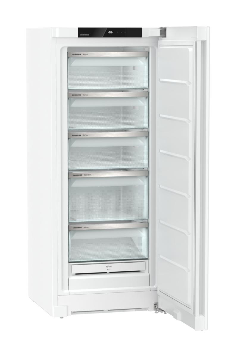 Weißer Kühlschrank mit offener Tür, Glasböden sichtbar. Hintergrund: weiße Wand.