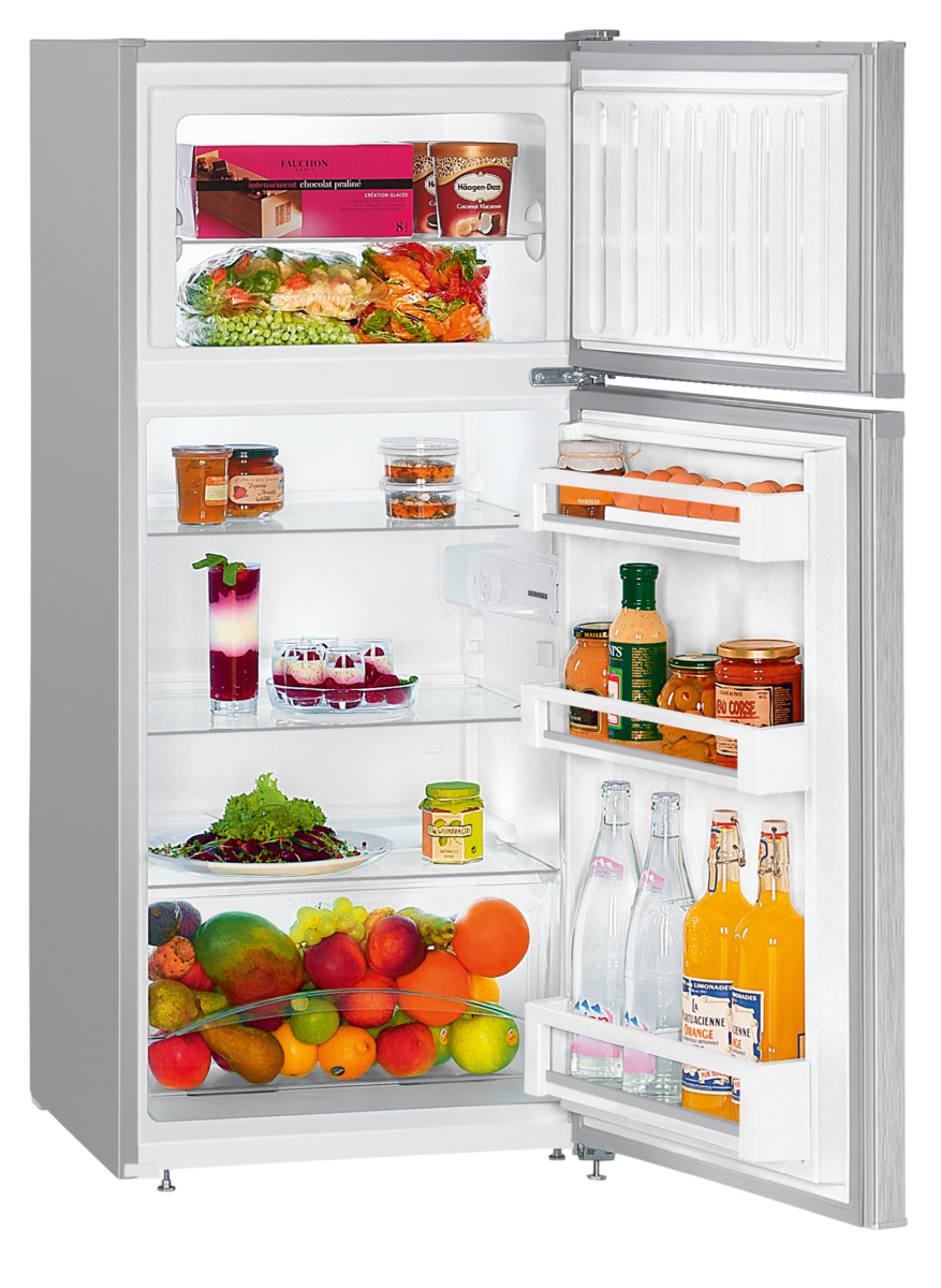 Offener Kühlschrank mit Lebensmitteln, einschließlich Obst, Getränken und Gläsern.