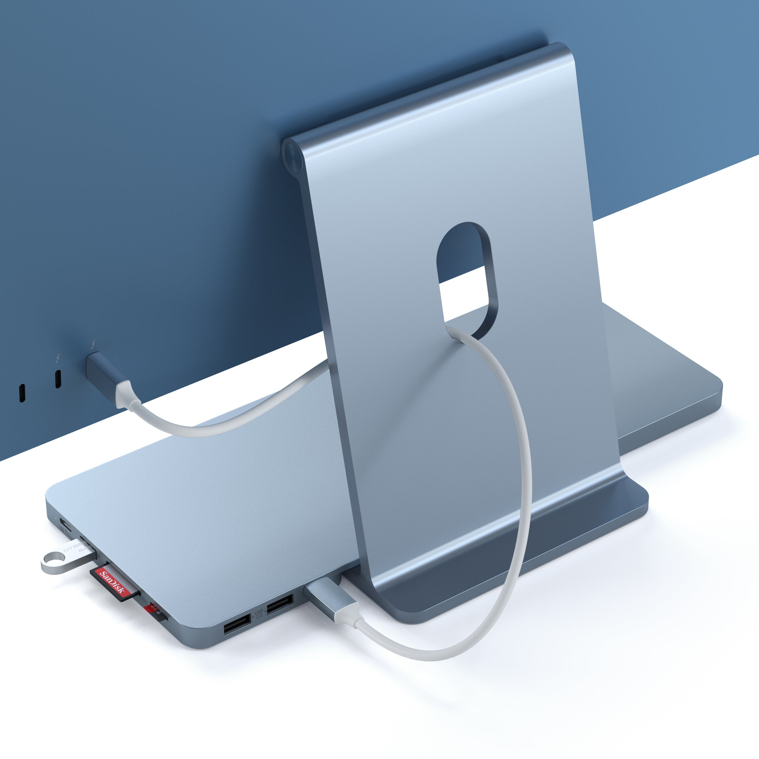 Kék iMac állvány monitorral, USB portokat és fehér kábelt mutat fehér háttér előtt.