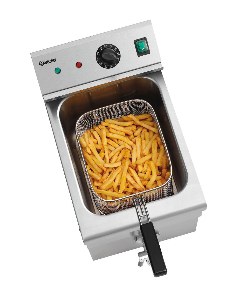 Edelstahlfritteuse mit vollem Korbe mit goldbraunen Pommes Frites.