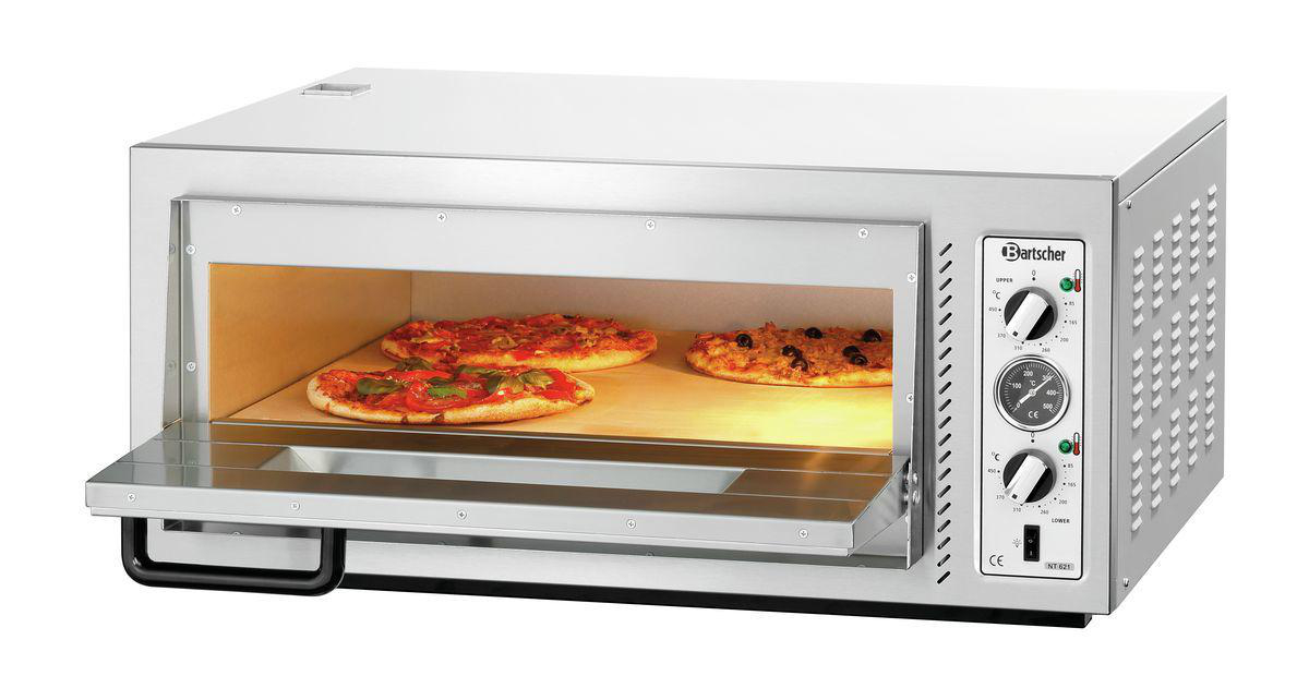 Ein elektrischer Pizzaofen mit drei Pizzen im Inneren. Der Ofen ist aus Edelstahl. Bedienelemente befinden sich auf der rechten Seite.