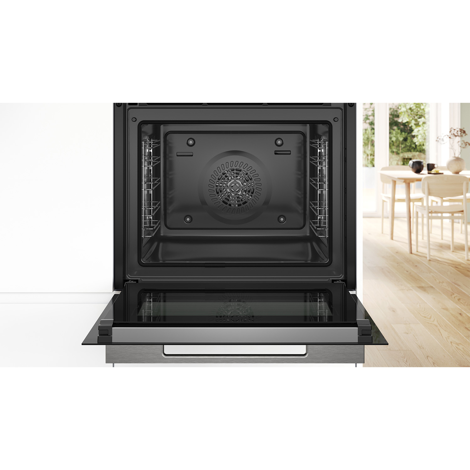 Un forno aperto con porta a vetro. All'interno c'è una ventola e delle griglie. Sfondo: cucina.