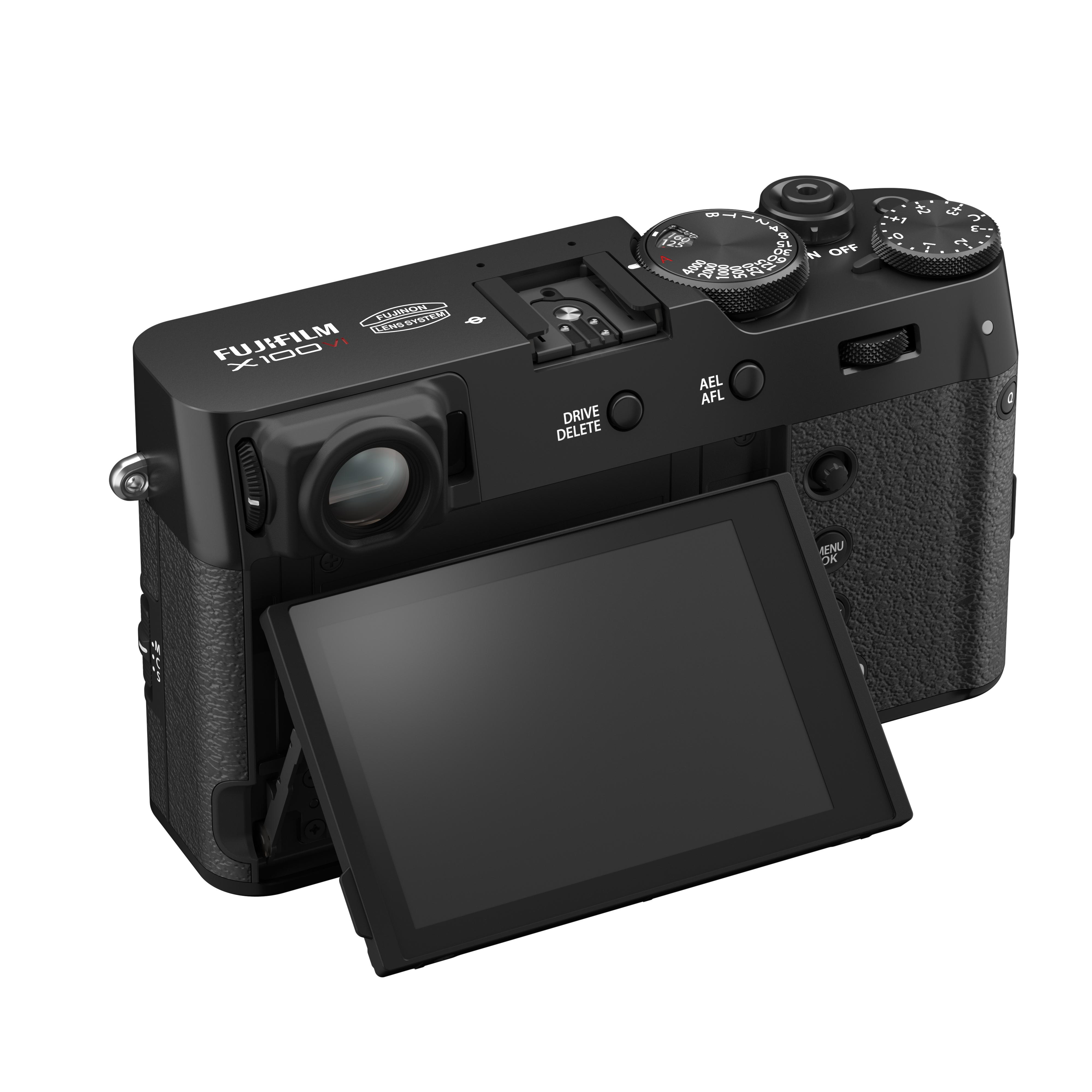 Schwarze Fujifilm X100VI Kamera, offener Bildschirm, Knöpfe sichtbar, weißer Hintergrund.