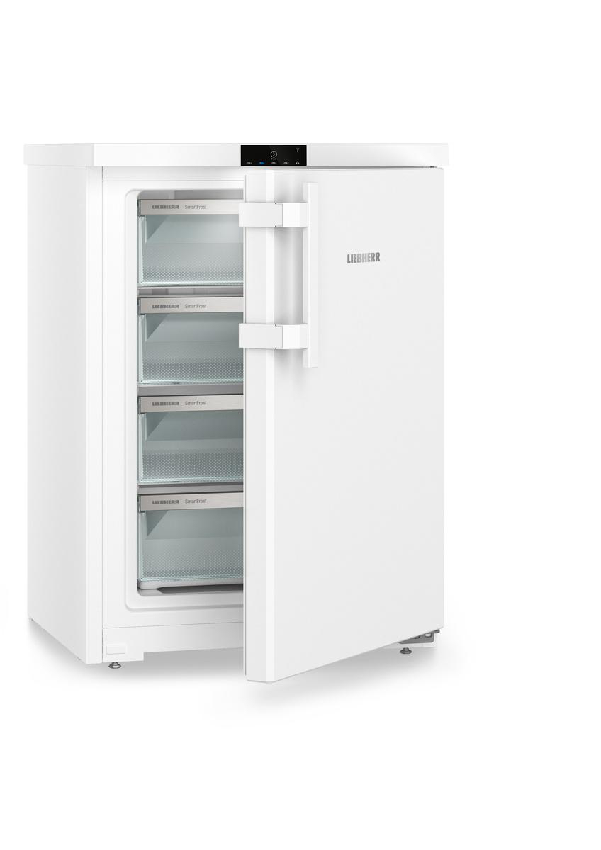 Ein weißer Kühl-Gefrierschrank mit offener Tür, der Regale und Stauräume zeigt.