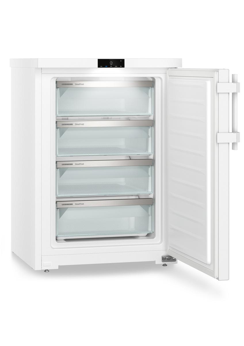 Weißer Gefrierschrank mit offener Tür, mit Regalen und Inhalt.