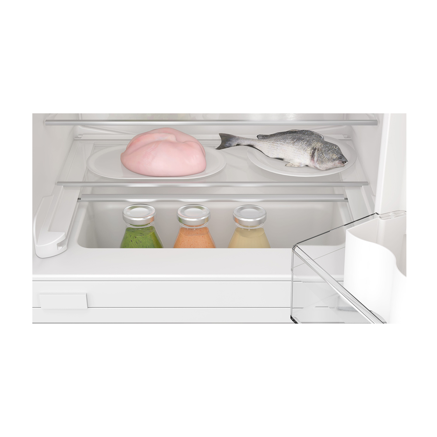 Interno del frigorifero con piatti di pollo crudo, un pesce intero e tre vasetti di salse.