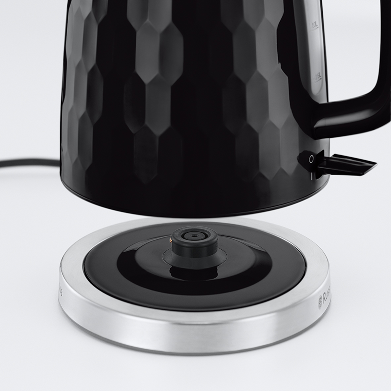Fekete vízforraló talp, fölötte a vízforralóval. Ezüst alapgyűrű Russell Hobbs logóval.