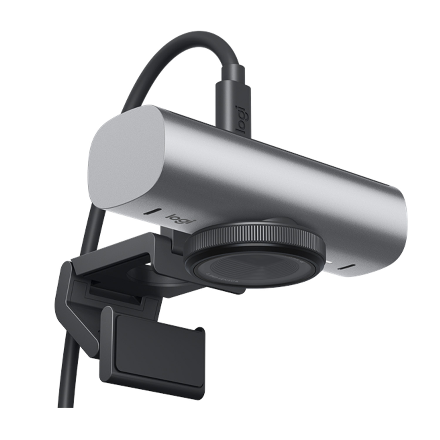 Una webcam Logitech argentata con cavo nero e clip di montaggio nera, isolata su sfondo bianco.