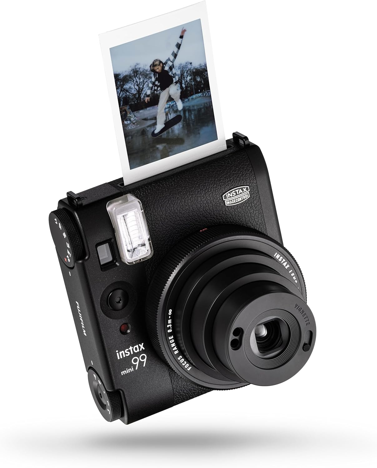 Cámara negra Instax mini 99 con una foto expulsada. En la foto hay una persona en patineta.