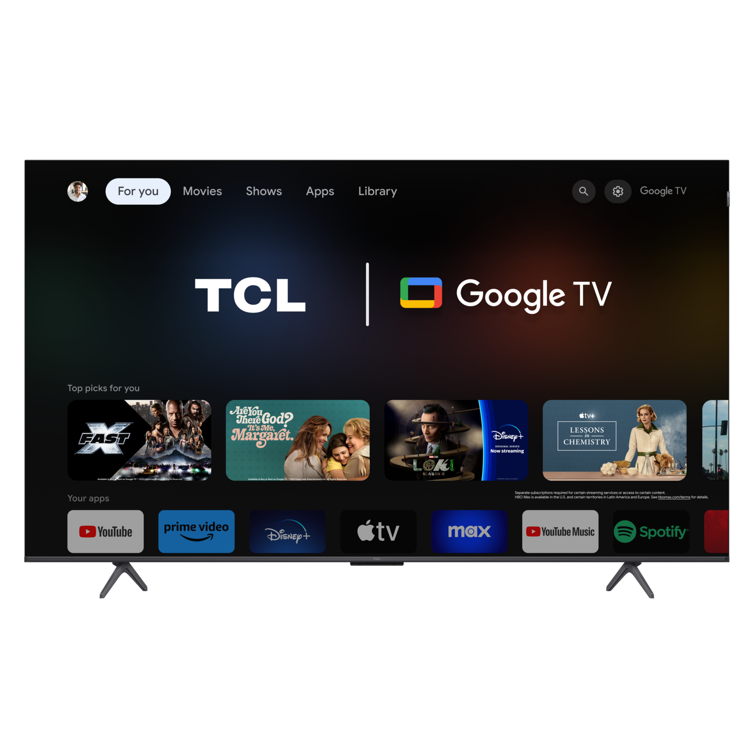 TCL Google TV Bildschirm. TV zeigt Apps und Filme. Der Fernseher steht vor schwarzem Hintergrund und hat einen Ständer.