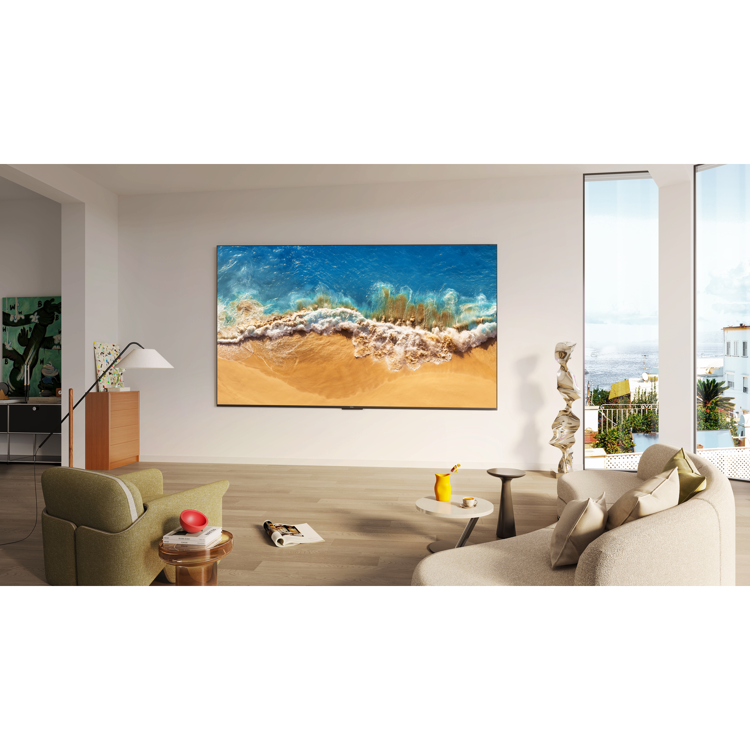 Wohnzimmer mit großem Fernseher, der eine Strandszene zeigt.
