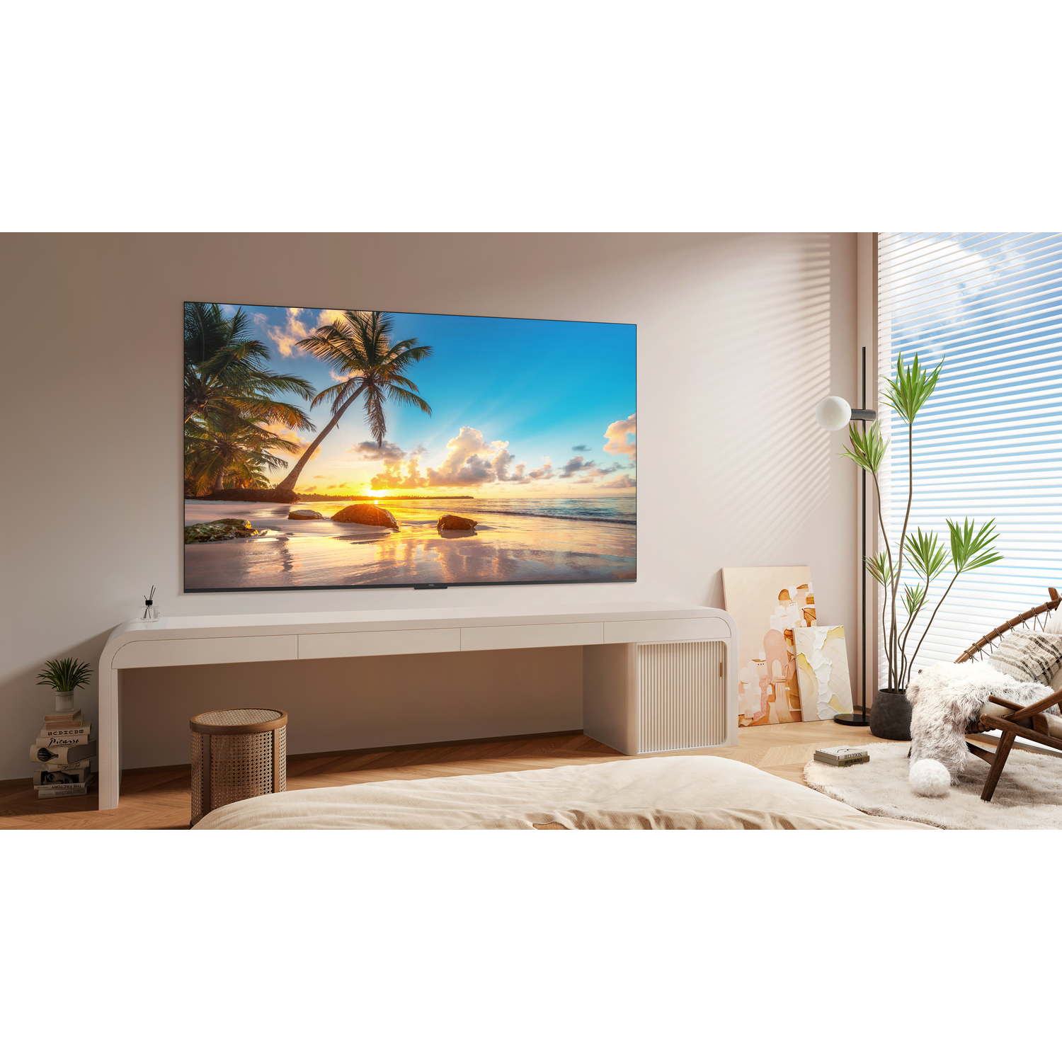 Ein großer Fernseher auf einem weißen Schreibtisch, der eine Strandszene zeigt. Der Raum hat ein Strandthema.