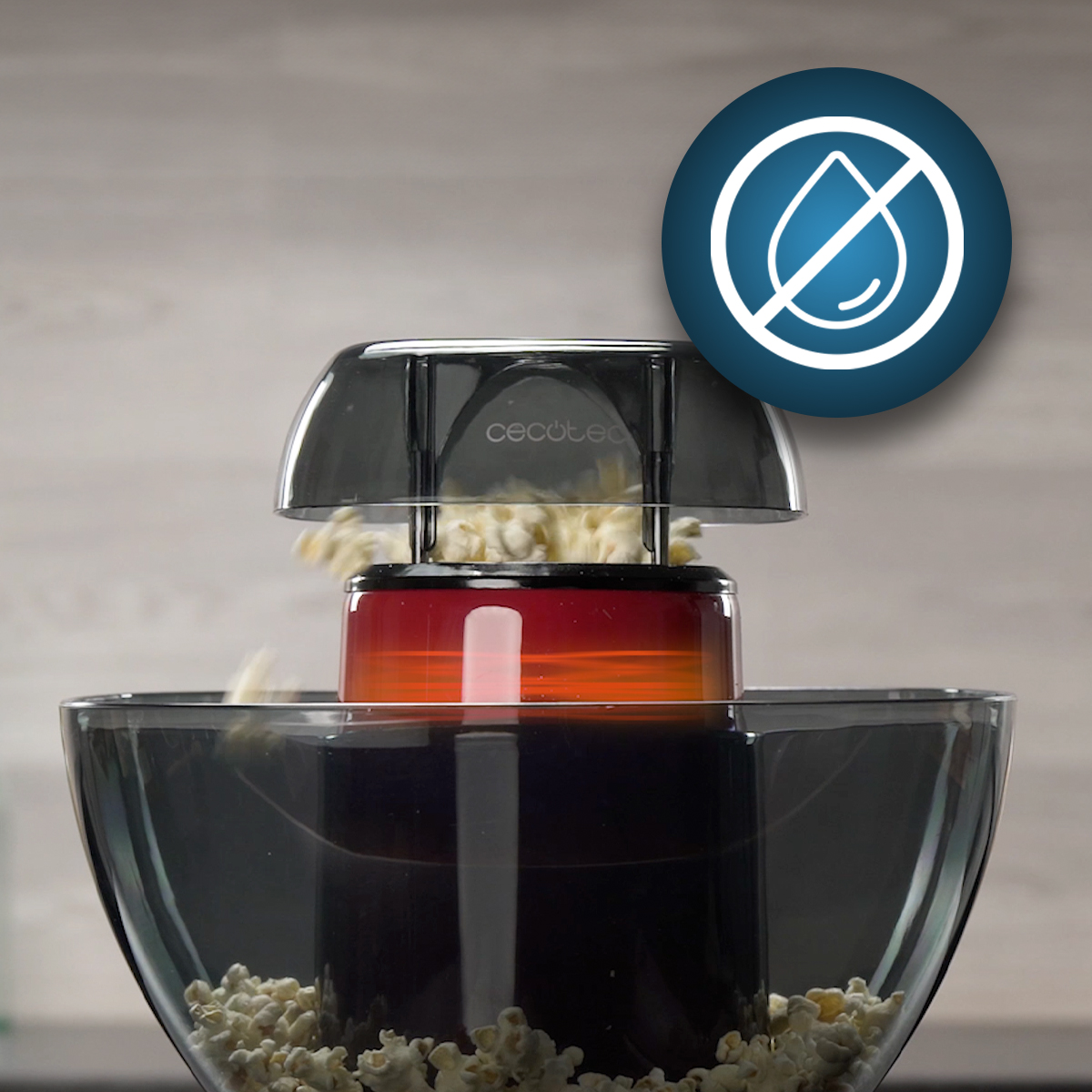 Máquina de palomitas con palomitas y un icono de no goteo. Dentro, se hacen palomitas.