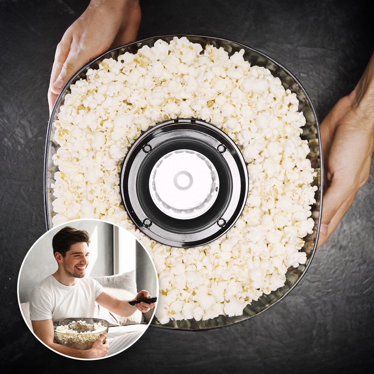 Hombre sosteniendo un cuenco de palomitas de maíz, sonriendo. Persona viendo la televisión en la imagen incrustada.
