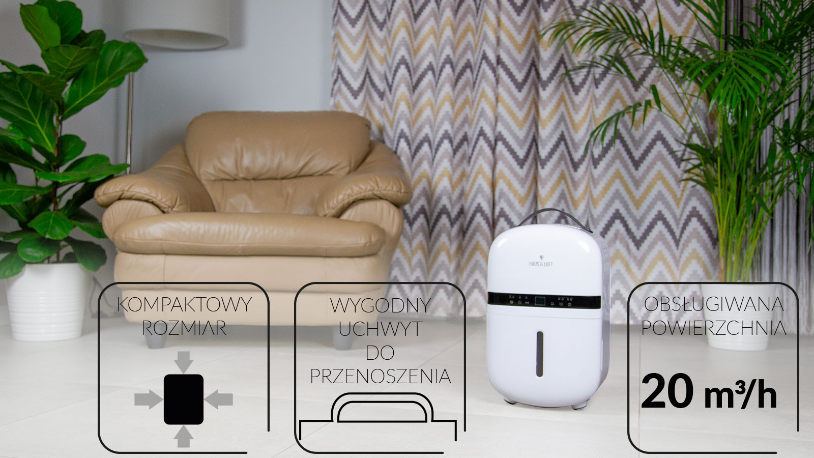 Biały osuszacz powietrza, obok krzesła i rośliny, z czterema etykietami informacyjnymi.