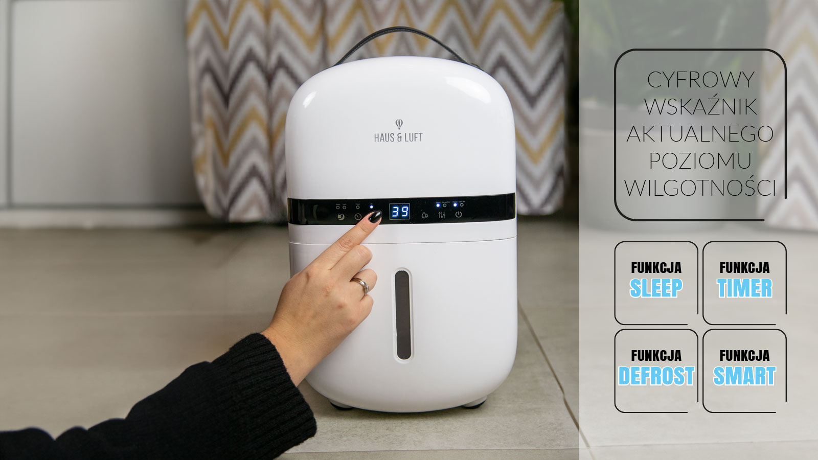 Biały nawilżacz z ręką kobiety naciskającą przycisk.