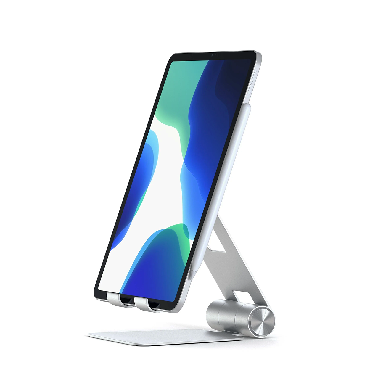 Ezüst tablet ezüst állványon. A tablet kék képpel rendelkezik.