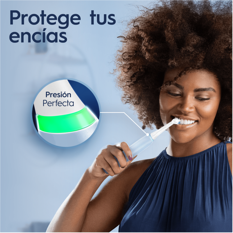 Mujer cepillándose los dientes con cepillo eléctrico, luz verde visible.