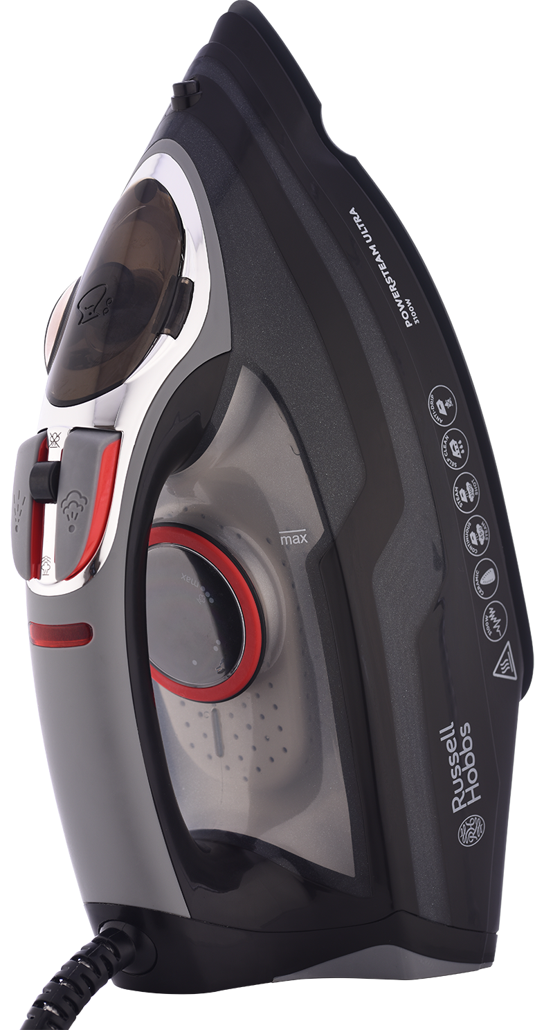 Egy fekete és szürke vasaló. A vasaló átlátszó víztartállyal rendelkezik. Ez egy közeli kép.