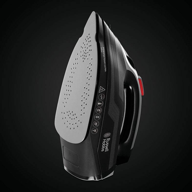 Egy fekete-szürke vasaló oldalnézete sötét háttér előtt.