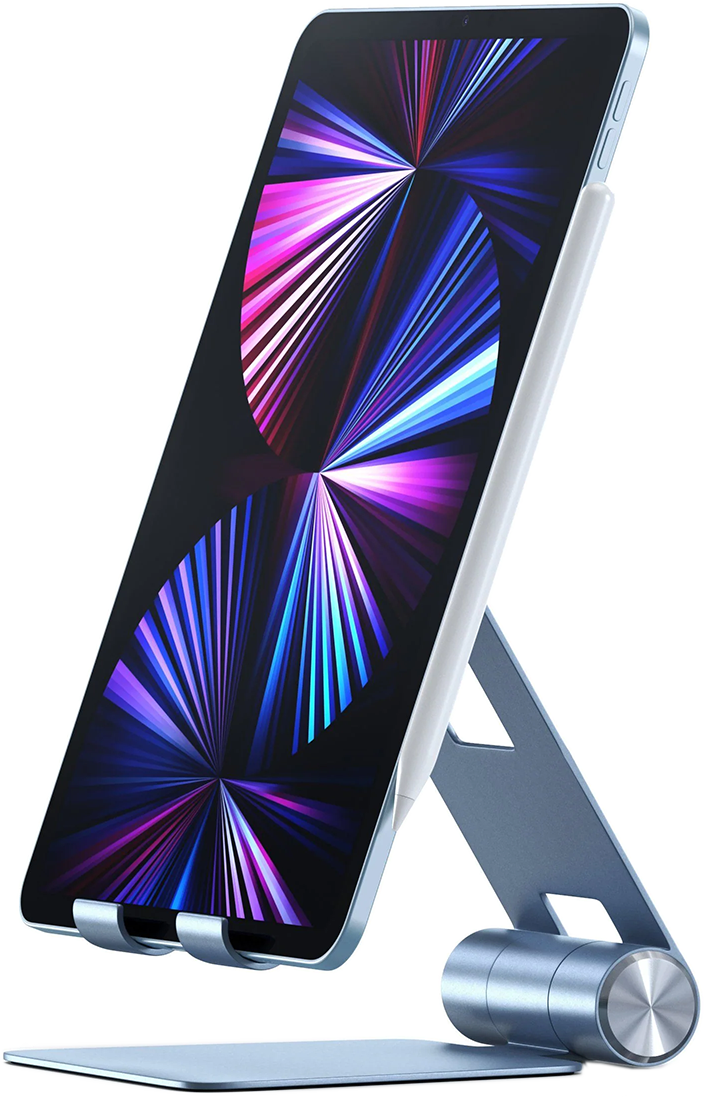 Kék tablet kék állványon, fehér tollal, fekete háttéren.