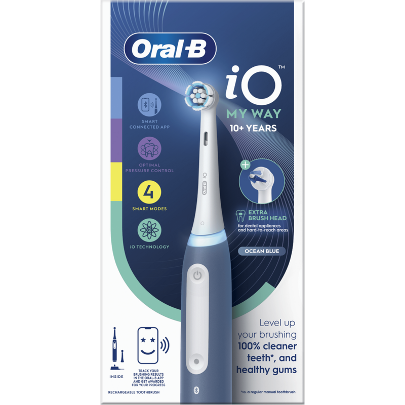 Un cepillo de dientes eléctrico azul y blanco con un cabezal y embalaje. La caja tiene texto.